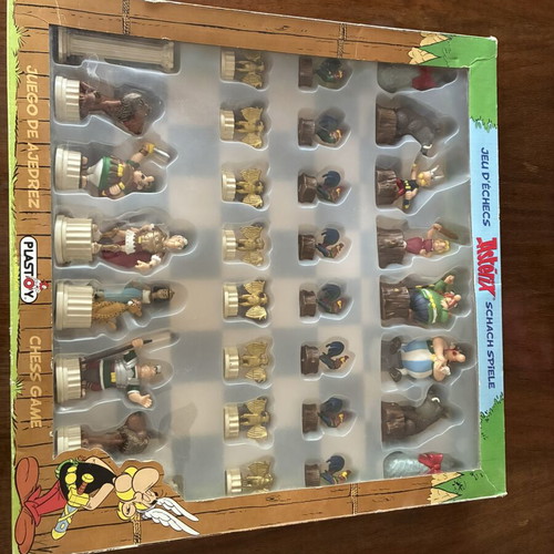 Asterix and Obelix collectible chess set Plastoy 2009