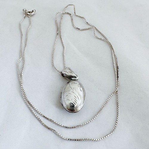 Vintage silver necklace with 925 silver photo locket, like new