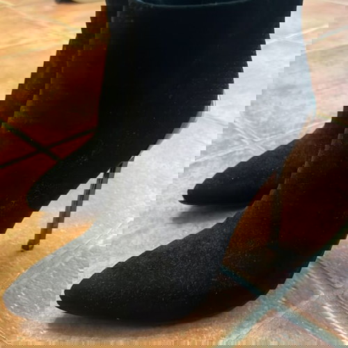 Μποτάκια ankle boots σαν καινούργια, μαύρα σουέντ με μεταλλικό τακούνι