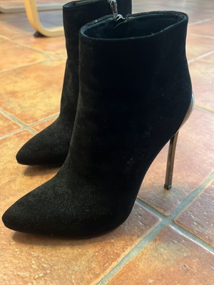 Μποτάκια ankle boots σαν καινούργια, μαύρα σουέντ με μεταλλικό τακούνι