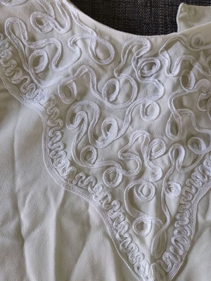Ecru blouse like new with side opening and shoulder pads