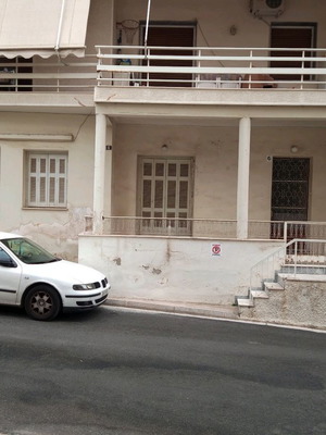 Δύο ισόγεια διαμερίσματα σε διώροφο στο Γαλάτσι