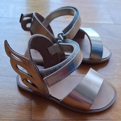 Babywalker sandals like new, size 20, gold color