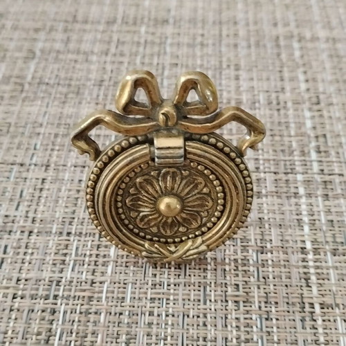 Classic furniture handle with decorative bow