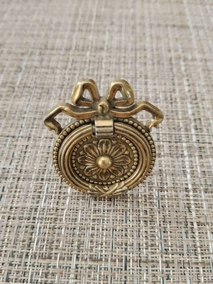 Classic furniture handle with decorative bow