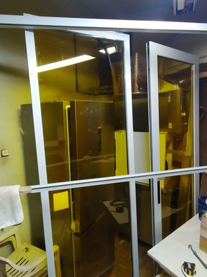 Πλαίσια αλουμινίου και συρόμενη πόρτα με πλεξιγκλάς σαν καινούργια