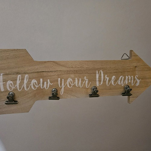 Wooden wall decor with 4 clips like new
