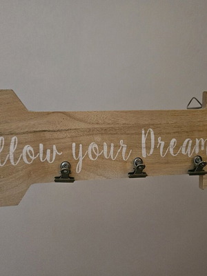 Wooden wall decor with 4 clips like new