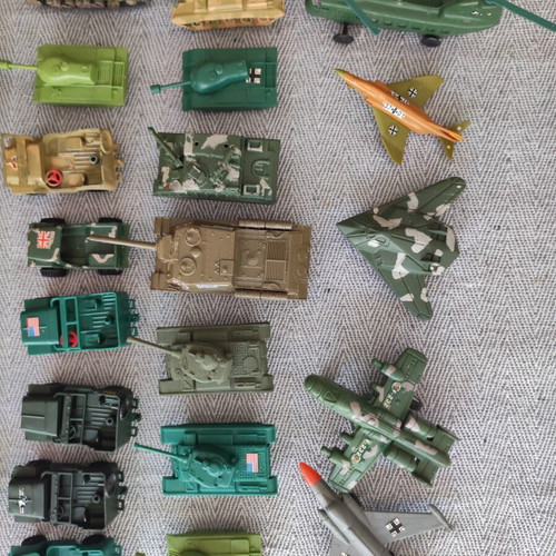 Plastic military tanks used, set of 42