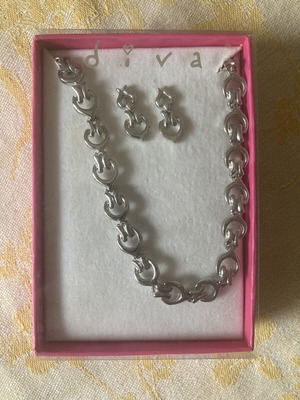 Necklace and earrings set, silver color