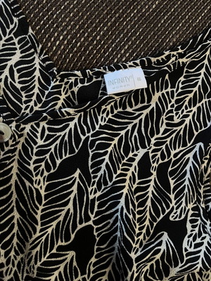 Infinity sleeveless top with black and white leaf pattern, like new