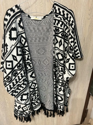 Iso cape like new, size XL, black and white