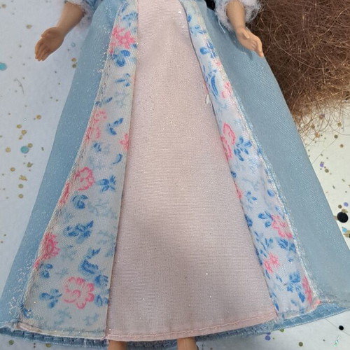 Barbie Erika Mini Kingdom doll like new, incomplete with flaws
