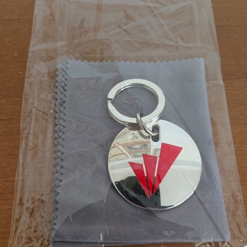 Metal keychain new with cleaning cloth