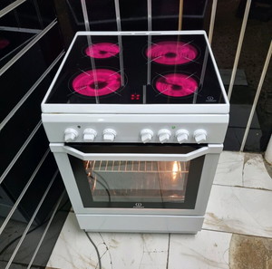 κουζίνα κεραμική σε πάρα πολύ καλή κατάσταση πλιρος λιτουργικι μάρκα indesit