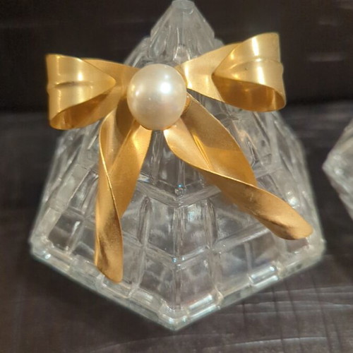 Decorative vases like new with gold bow and pearl
