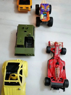 Toy cars and figures set, 5 cars, 2 figures
