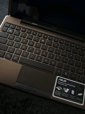 Asus Transformer 2 σε 1 tablet με dock πληκτρολογίου και Hudle tablet