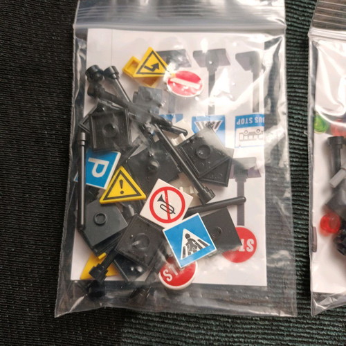 Traffic signs and traffic lights new, height 5 cm and 7.5 cm