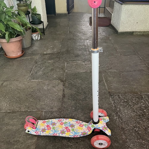 Children's three-wheel scooter used with adjustable handlebar