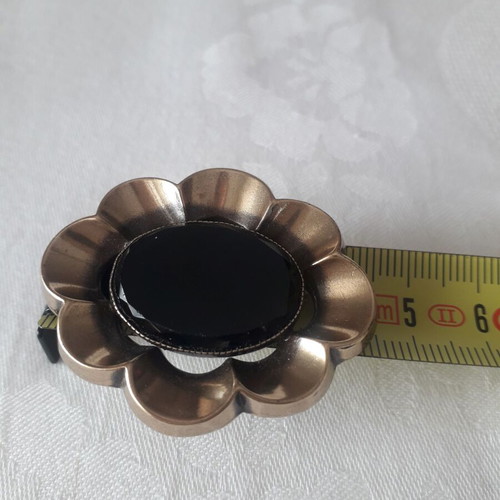 Tie pin like new with oval black stone and gold-colored design