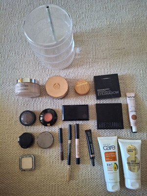 Σετ καλλυντικών με Lancome, Kiki, Seventeen, Shiseido και πλαστική θήκη