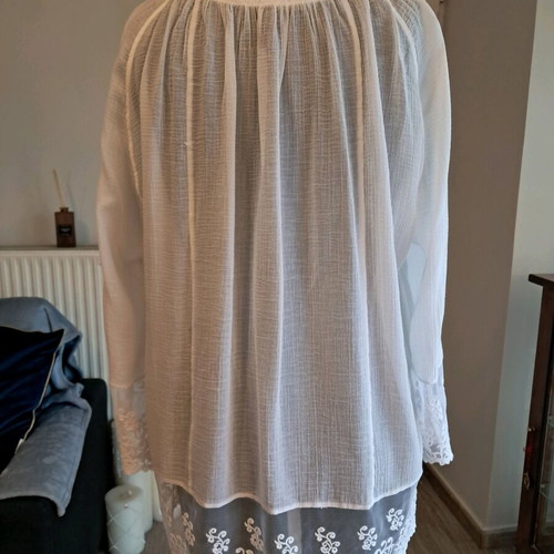BCBG Maxazria shirt like new, white with unique design