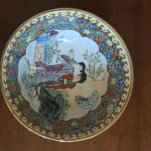Chinese porcelain bowl Famille Rose Canton porcelain like new