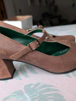 Leather handmade Mary Jane shoes size 38 like new, camel color