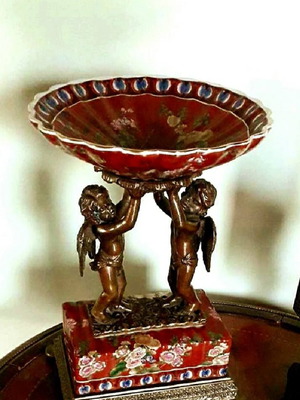 Wong Lee Art Deco. Πορσελάνη & Μπρούτζινα Χερουβείμ σε βάθρο, σε Μοναδικό ""Cadmium Red"" χρώμα.