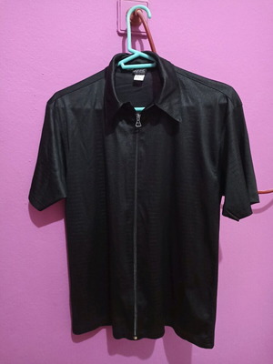 Short-sleeve shirt with zipper and faux crocodile pattern, size M, black