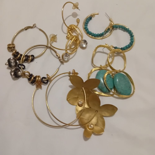 Earrings pack of 5 pairs like new