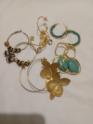 Earrings pack of 5 pairs like new
