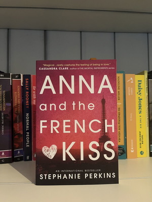 Anna and the French Kiss book like new, romance