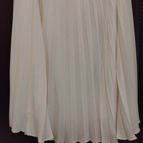 Pleated skirt ecru like new with elastic waist, length 91 cm