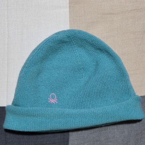 Benetton women's teen knit cap like new blue