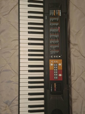 Yamaha PSR F51 keyboard like new with stand