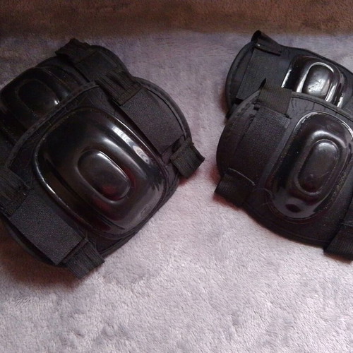 Protection set helmet and knee pads for bike and scooter, new