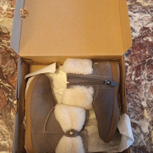 Ugg boot like new, size 28.5, very warm