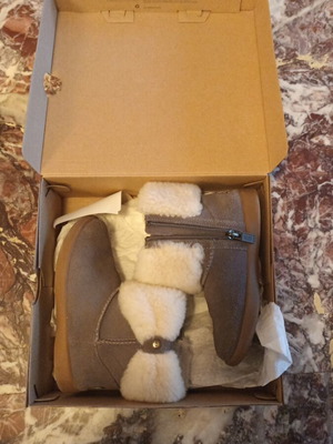 Ugg boot like new, size 28.5, very warm