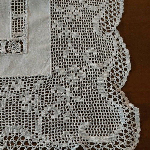 White tablecloth 75x75cm with handmade 12cm lace, linen fabric like new