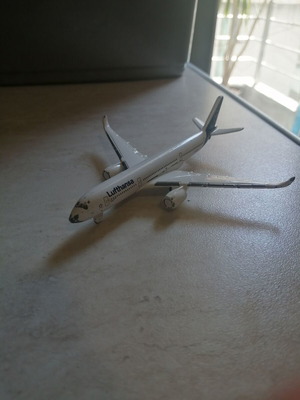 Μεταλλικό αεροπλάνο Α350 Lufthansa Majorette μεταχειρισμένο, λείπει η μπροστινή ρόδα