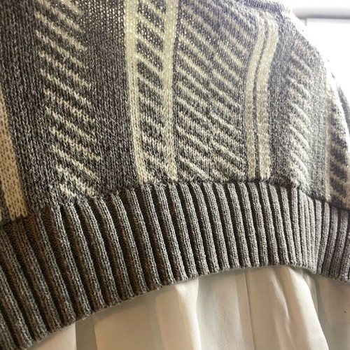 Pullover like new with shirt details, size M