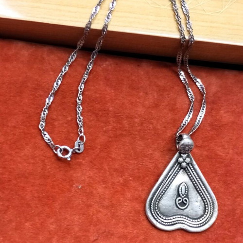 Silver necklace vintage like new with Celtic design