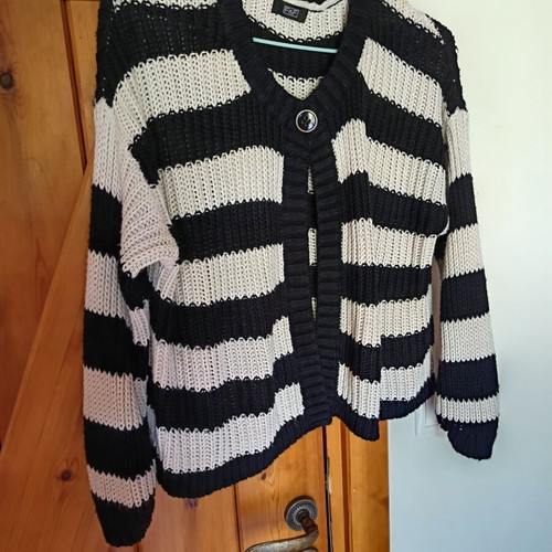 Cardigan one size knit, like new, black and white