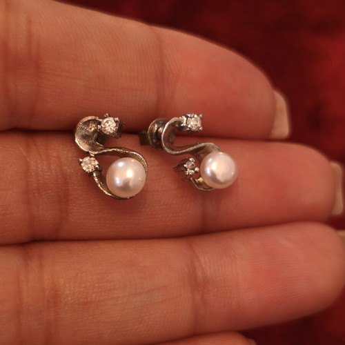 Stud earrings with pearl and white zircon, like new, silver tone