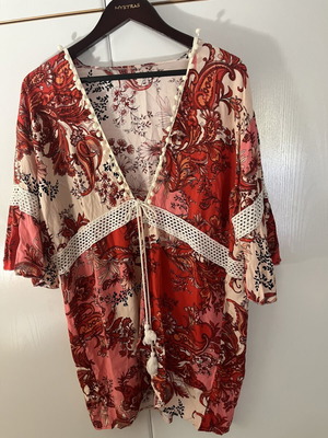 Caftan with Embroidery One Size like new, red multicolor