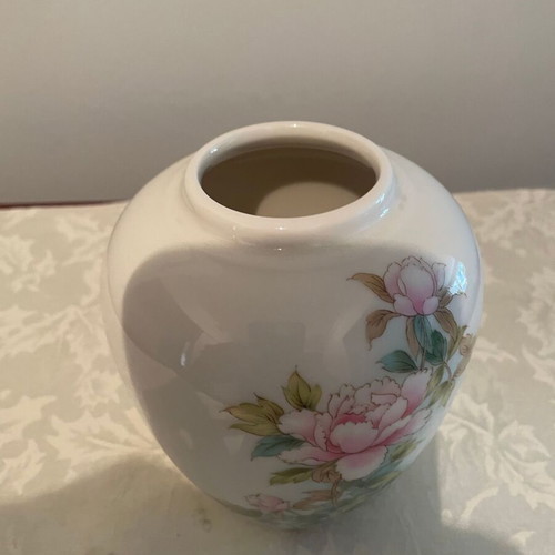 Vintage Shibata Japan vase new with floral details