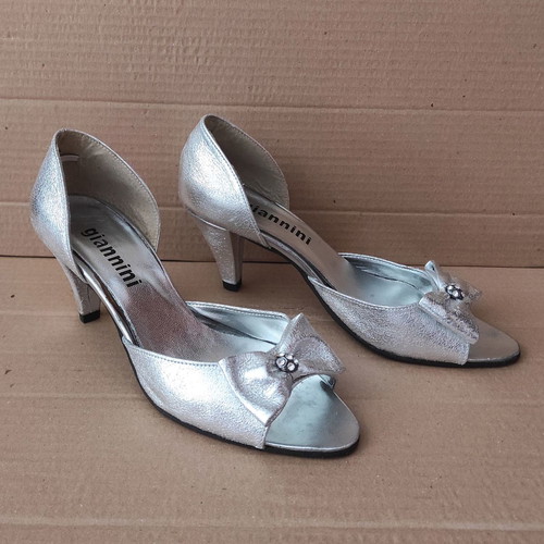 Giannini silver peep toe pumps used, size 37, with bow