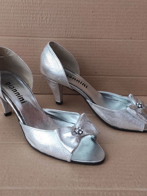 Giannini silver peep toe pumps used, size 37, with bow